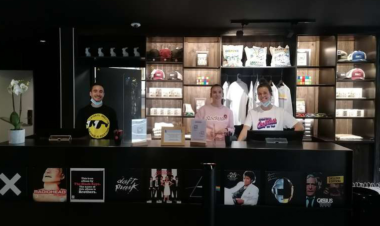 Recepcjonista-w-pracy