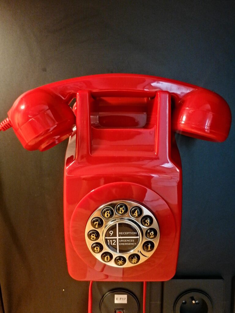 Telefon w pokojach hotelowych