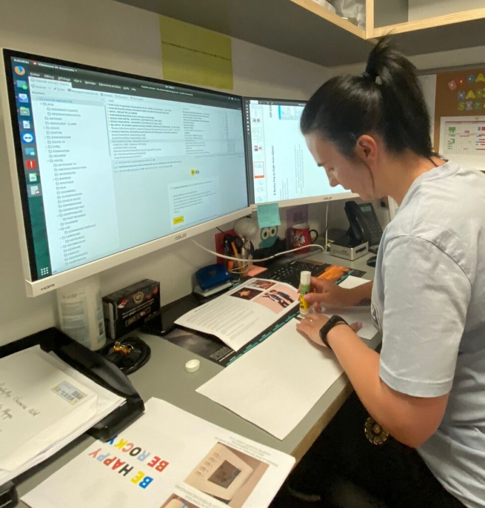 Praca-przy-tworzeniu-materiałów-pomocniczych-w-pracy-na-recepcji